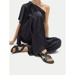 Sandały Lasocki. Czarne sandały damskie Lasocki, bez wzorów, bez obcasa, na płaskiej podeszwie, bez zapięcia. Za 119.99 zł.