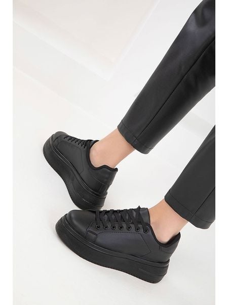 Trendyol Sneakersy w kolorze czarnym rozmiar: 36. Czarne obuwie sportowe damskie Trendyol, bez zapięcia. Za 110.04 zł.