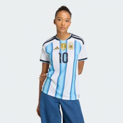 Koszulka podstawowa Argentyna 26 Messi. Białe koszulki damskie Adidas, bez wzorów, bez kołnierzyka, bez ramiączek. Za 439.00 zł.
