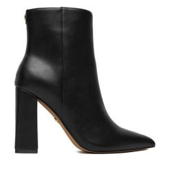 Botki Nine West. Czarne botki damskie Nine West, bez obcasa, na słupku, bez zapięcia. Za 279.99 zł.