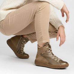 Trzewiki damskie Rieker, na filcu i na płaskim obcasie zapinane na zamek, brązowe-metaliczne, Z6614-90. Brązowe śniegowce damskie Rieker, ze skóry. Za 379.00 zł.