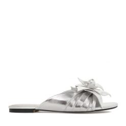 Klapki GINO ROSSI. Szare klapki damskie Gino Rossi, bez wzorów, bez obcasa, bez zapięcia. Za 349.99 zł.