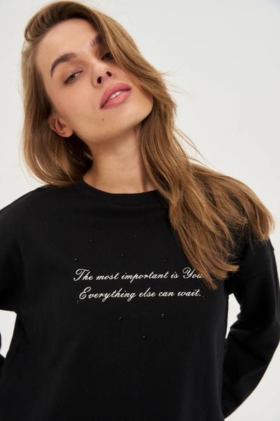 Bluza z napisem czarna. Czarne bluzy damskie MOODO, l, bez wzorów, z bawełny, bez kaptura. W wyprzedaży za 79.99 zł.