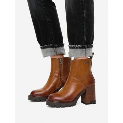 Botki G-Star. Brązowe botki damskie G-Star, retro, bez obcasa, na słupku, bez zapięcia. Za 419.99 zł.