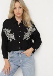 Czarna Koszula Oversize z Wiskozą Zdobiona Kwiatami z Cyrkonii Jaslira. Czarne koszule damskie Born2be, l, z aplikacjami, z jeansu, eleganckie, bez kołnierzyka, bez ramiączek. Za 84.99 zł.