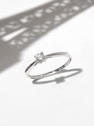 DIAMOND & CO Złoty pierścionek "Paulina" z diamentem rozmiar: 58. Szare pierścionki damskie Diamond & Co, z diamentem, złote. Za 1,469.95 zł.