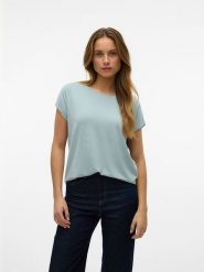 Vero Moda Koszulka w kolorze błękitnym rozmiar: S. Niebieskie bluzki damskie Vero Moda, s, bez wzorów, z wiskozy, klasyczne, bez kołnierzyka, bez ramiączek. Za 65.85 zł.