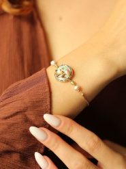 Pierres delicates Pozłacana bransoletka z kryształami i perłami rozmiar: onesize. Zielone bransoletki damskie Pierres delicates, pozłacane. Za 65.99 zł.