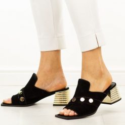 Czarne skórzane klapki damskie DiA 3143. Czarne klapki damskie DiA, bez wzorów, ze skóry, bez obcasa, na obcasie, bez zapięcia. Za 379.00 zł.