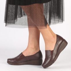 Brązowe Polskie półbuty damskie Gregors 920. Brązowe półbuty damskie GREGORS, na jesień, bez wzorów, z jeansu, z okrągłym noskiem, bez obcasa, na koturnie, bez zapięcia. Za 349.00 zł.