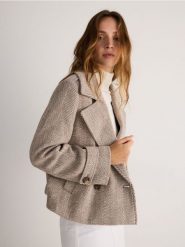 Krótka dwurzędowa kurtka - beżowy. Brązowe kurtki damskie Reserved, l, bez wzorów, z bawełny, bez kaptura. W wyprzedaży za 179.99 zł.