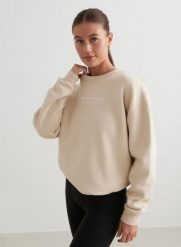 Damska bluza dresowa czesana, luźny krój Serif kawa z mlekiem. Białe bluzy damskie Aim'n, s, bez wzorów, z bawełny, bez kaptura. Za 219.70 zł.