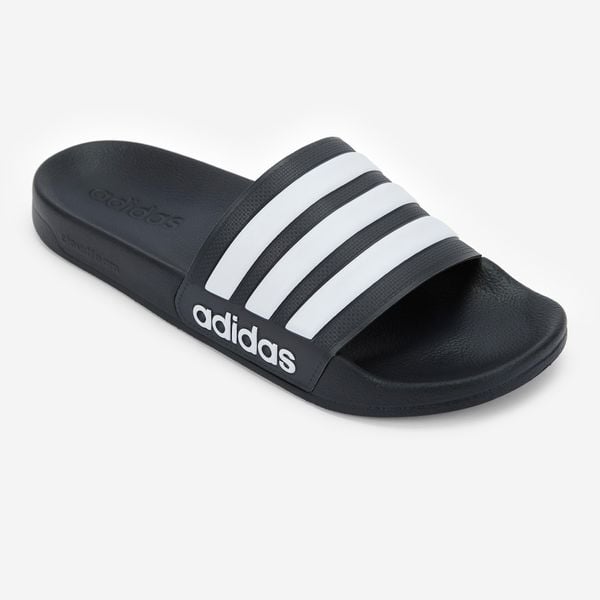 Klapki basenowe Adidas Adilette Shower. Białe klapki damskie Adidas, bez wzorów, bez obcasa, bez zapięcia. Za 129.99 zł.