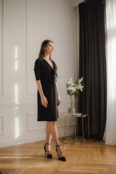 Czarna Elegancka Sukienka z Plisowanym Dołem. Czarne sukienki damskie Figl, bez wzorów, z elastanu, eleganckie, bez ramiączek. Za 289.00 zł.