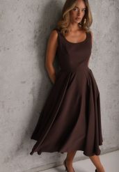 Brązowa Rozkloszowana Sukienka Koktajlowa z Kieszeniami Eudousa. Brązowe sukienki damskie Renee, bez wzorów, z materiału, eleganckie, bez ramiączek. Za 299.99 zł.