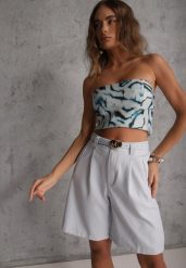 Niebieskie Szorty Bermudy Eleganckie z Paskiem High Waist Rhodissa. Niebieskie szorty damskie Renee, bez wzorów, z materiału, z podwyższonym stanem. Za 119.99 zł.