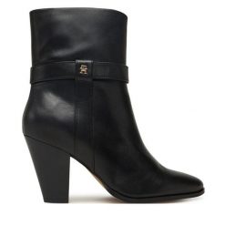 Botki Tommy Hilfiger. Czarne botki damskie Tommy Hilfiger, bez obcasa, na słupku, bez zapięcia. Za 799.99 zł.