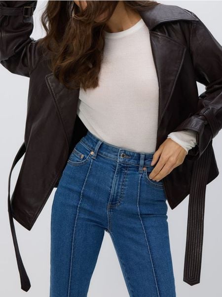 Jeansy flare z przeszyciem - niebieski. Niebieskie jeansy damskie Reserved. Za 159.99 zł.