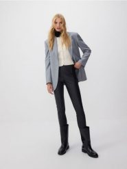 Legginsy z imitacji skóry - czarny. Czarne legginsy damskie Reserved, l, bez wzorów, ze skóry. W wyprzedaży za 79.99 zł.