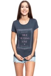 MUSTANG T SHIRT DAMSKI Alexia C Print Blue Nights 1008973 4085. Niebieskie t-shirty damskie Mustang, s, bez wzorów, bez kołnierzyka. W wyprzedaży za 39.99 zł.