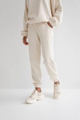 Spodnie dresowe typu jogger w kolorze BRIGHT BEIGE ze strukturalnej dzianiny - DISPLAY-XL. Brązowe spodnie dresowe damskie Marsala, xl, bez wzorów, z bawełny. W wyprzedaży za 124.95 zł.