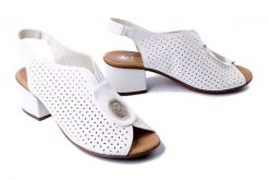 RIEKER 64656-80 white, sandały damskie. Białe sandały damskie Rieker, w ażurowe wzory, z gumy, bez obcasa, na obcasie, bez zapięcia. Za 255.92 zł.
