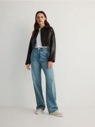 Jeansy straight loose - niebieski. Niebieskie jeansy damskie Reserved, z podwyższonym stanem. W wyprzedaży za 99.99 zł.