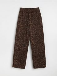 Spodnie dresowe wide leg w panterkę - wielobarwny. Spodnie sportowe damskie Sinsay, l, bez wzorów, z dresówki. Za 59.99 zł.