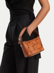 Guess Torebka Maylee Mini HWWG96 61720 Brązowy. Brązowe torebki klasyczne damskie Guess, ze skóry, bez dodatków. Za 339.99 zł.