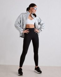 Damskie legginsy biegowe, wysoki stan, kieszenie, squat proof Le Run czarne. Czarne legginsy damskie Aim'n, s, bez wzorów, z elastanu. Za 381.00 zł.