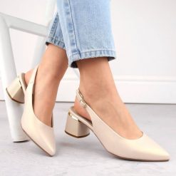 Sandały damskie eleganckie pełne w szpic beżowe perłowe Sergio Leone SK175. Białe sandały damskie Sergio Leone, bez wzorów, ze skóry ekologicznej, bez obcasa, bez zapięcia. Za 169.99 zł.