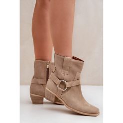 Botki Z Naturalnego Zamszu Na Obcasie Zazoo 3444/2 Jasnobeżowe beżowy. Brązowe botki damskie eleganckie, bez obcasa, na obcasie, bez zapięcia. Za 655.57 zł.