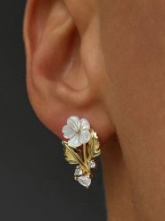 Les Petites Précieuses Pozłacane kolczyki-wkrętki z masą perłowa i cyrkoniami rozmiar: onesize. Białe kolczyki damskie Les Petites Précieuses, z cyrkonią, pozłacane. Za 130.99 zł.