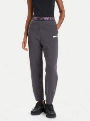 EA7 Emporio Armani Spodnie dresowe 7W000678 AF13151 U8117 Szary Regular Fit. Szare spodnie dresowe damskie EA7 Emporio Armani, l, bez wzorów, z dresówki. Za 399.99 zł.