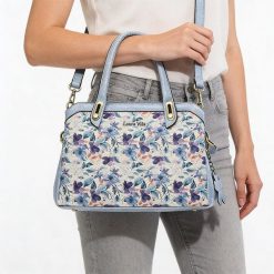 Torebka damska Laura Vita, usztywniona forma z kwiatowym motywem, wykonana z połączenia materiałów o zróżnicowanej fakturze, z wygodnymi uchwytami do. Niebieskie kuferki damskie LAURA VITA, bez wzorów, z materiału, na ramię, bez dodatków. Za 319.00 zł.