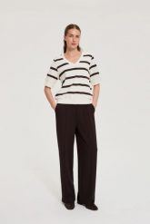 Bluza w paski z krótkimi rękawami biała. Białe bluzy damskie MOODO, l, bez wzorów, z bawełny, bez kaptura. Za 89.99 zł.