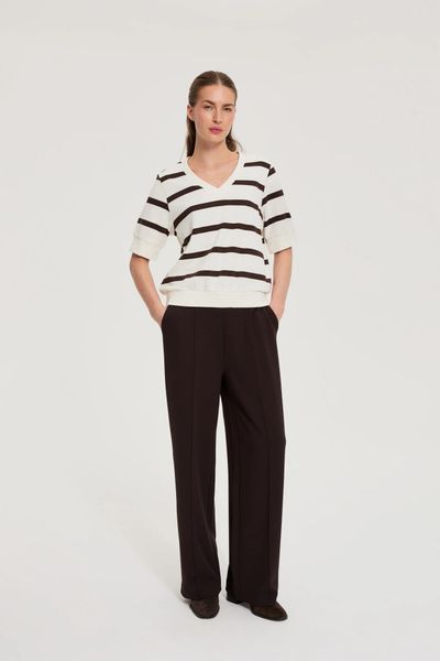 Bluza w paski z krótkimi rękawami biała. Białe bluzy damskie MOODO, l, bez wzorów, z bawełny, bez kaptura. Za 89.99 zł.