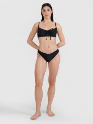 4F Dół od bikini damski - czarny L. Czarne bikini 4F, bez wzorów, z elastanu. W wyprzedaży za 39.99 zł.