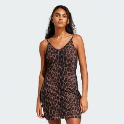 Sukienka mini Seasonal Essentials Leopard Print z 3 paskami. Brązowe sukienki damskie Adidas, bez wzorów, sportowe, bez ramiączek. Za 129.35 zł.