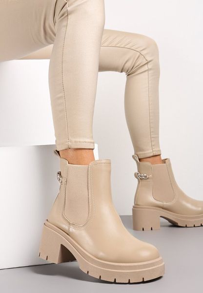 Beżowe Botki Sztyblety na Słupku z Protektorem i Ozdobnym Łańcuchem Shalise. Brązowe botki damskie Renee, z materiału, bez obcasa, na obcasie, bez zapięcia. Za 94.99 zł.