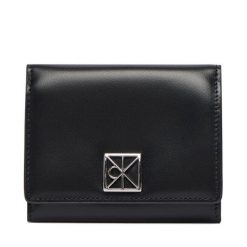 Portfel Calvin Klein. Czarne portfele damskie Calvin Klein, bez wzorów. Za 299.99 zł.