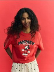 Dwuczęściowa piżama Mickey Mouse - czerwony. Czerwone piżamy damskie Reserved, bez wzorów, z bawełny, bez ramiączek. Za 99.99 zł.