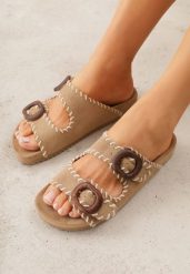 Beżowe Klapki VICES Ozdobione Przeszyciami i Klamrami z Imitacji Drewna Kallinope. Brązowe klapki damskie Born2be, bez wzorów, bez obcasa, na płaskiej podeszwie, bez zapięcia. Za 99.99 zł.