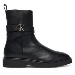 Botki Calvin Klein. Czarne botki damskie Calvin Klein, bez obcasa, na płaskiej podeszwie, bez zapięcia. Za 639.99 zł.