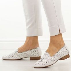 Białe skórzane półbuty damskie Jezzi Ol50-3. Białe półbuty damskie Jezzi, na lato, w ażurowe wzory, ze skóry, z okrągłym noskiem, bez obcasa, na płaskiej podeszwie, bez zapięcia. Za 229.00 zł.