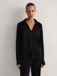 Koszula z plisowanej dzianiny - czarny. Czarne koszule damskie Reserved, l, bez wzorów, z dzianiny, bez kołnierzyka, bez ramiączek. W wyprzedaży za 39.99 zł.