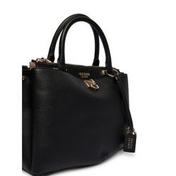 Torebka Guess. Czarne kuferki damskie Guess, z aplikacjami, bez dodatków. Za 749.99 zł.