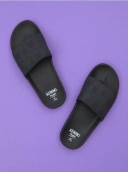 Klapki Kuromi - czarny. Czarne klapki damskie Sinsay, bez wzorów, bez obcasa, bez zapięcia. Za 35.99 zł.