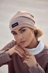 Czapka Beanie z Naszywką - MOKKA. Białe czapki damskie MOE, z aplikacjami, z bawełny. Za 96.90 zł.