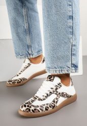 Panterkowo-Białe Sneakersy w Stylu Kultowych Tenisówek z Ozdobną Klamerką Senaliera. Białe obuwie sportowe damskie Born2be, z jeansu, bez zapięcia, tenisowe. Za 89.99 zł.